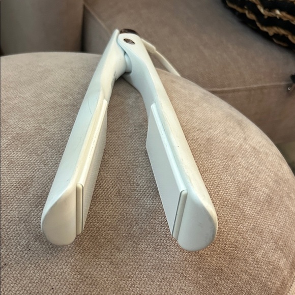 T3 Lucea 1.5” White Hair Straightener - Picture 7 of 7
